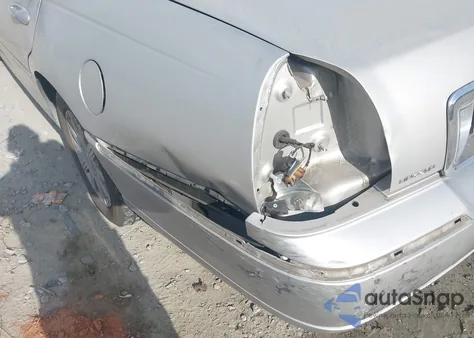 2008 Lincoln Town Car Signature Limited z USA, uszkodzony, nr VIN 2LNHM82V78X650094